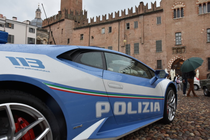 La Lamborghini della Polizia di Stato sfila a Mantova per festeggiare il Parco del Mincio