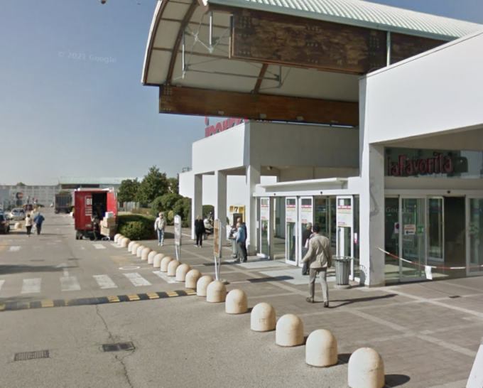 Ruba vestiti al centro commerciale “La Favorita” e cerca di scappare ma viene bloccato