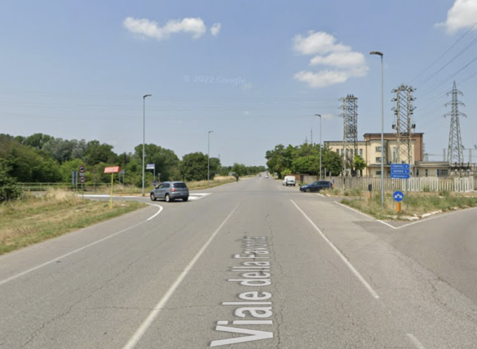 Investito da un furgone a Mantova, motociclista 16enne gravemente ferito