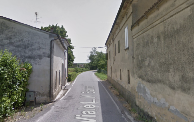 Perde il controllo dell’auto e si schianta contro una casa a Gazzuolo, 23enne grave