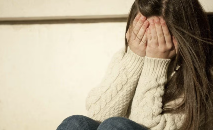 Minaccia e picchia una 14enne per mesi a Mantova, bulla minorenne finisce in comunità