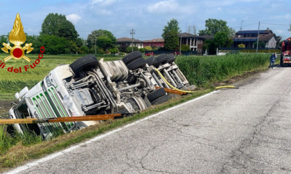 Camion del latte si ribalta a Marmirolo, tempestivo l'intervento dei pompieri