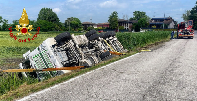 Camion del latte si ribalta a Marmirolo, tempestivo l’intervento dei pompieri