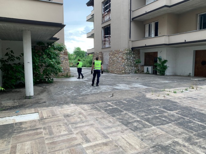 Si nasconde per giorni in una palazzina a Mantova, 26enne beccato con la droga