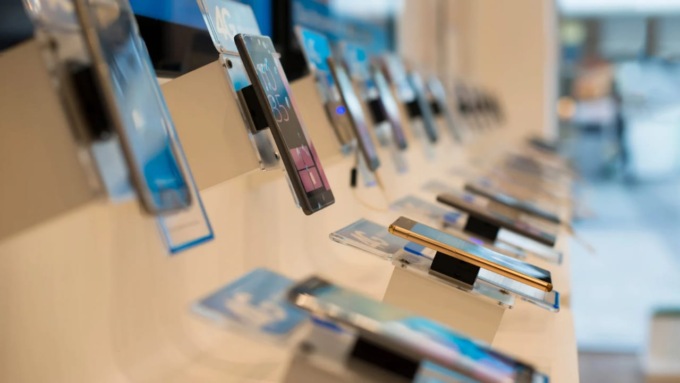 Rubavano cellulari nei centri commerciali mantovani e bresciani, due pregiudicati nei guai