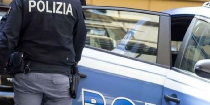 Beccato mentre tenta di rubare in un centro commerciale: 18enne nei guai