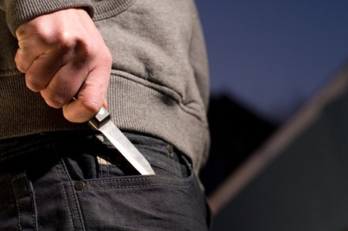 Accoltella un conoscente al petto e poi tenta di scappare, scatta la denuncia