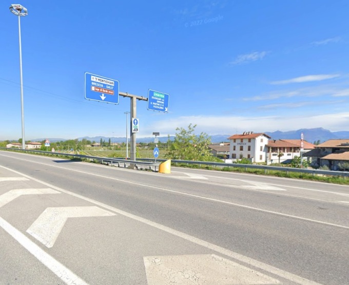 Schianto in moto contro la barriera di cemento: muore un 45enne di Ponti sul Mincio