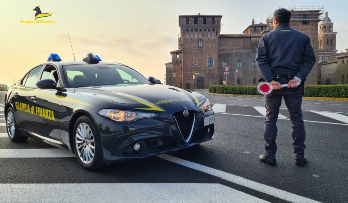 Frode fiscale, arrestati cinque imprenditori tessili: sequestrati beni per 10milioni di euro