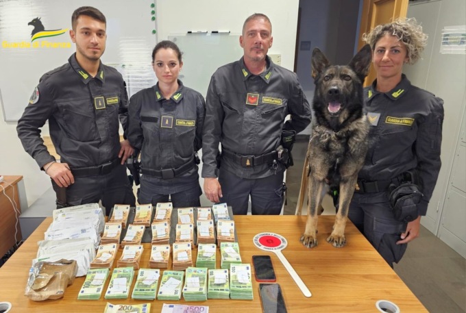 Con 160mila euro nel furgone: denunciato. Ma lui: “Me li hanno messi mentre dormivo”