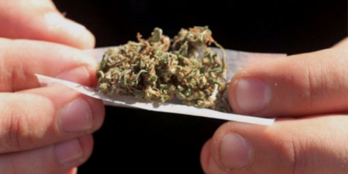 Movida selvaggia, nascondeva l’hashish e 5 sigarette artigianali contenenti delle sostanze stupefacenti