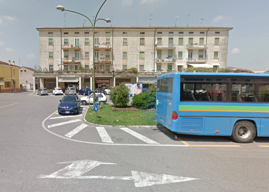 Piazza Mazzini a Ostiglia, principale fermata degli autobus in paese