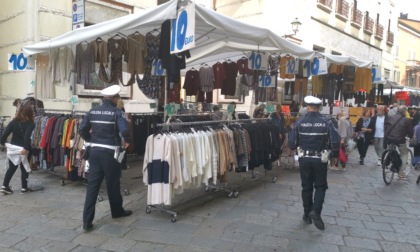 Venditori ambulanti in zone vietate: scattano multe e sequestro di tutta la merce