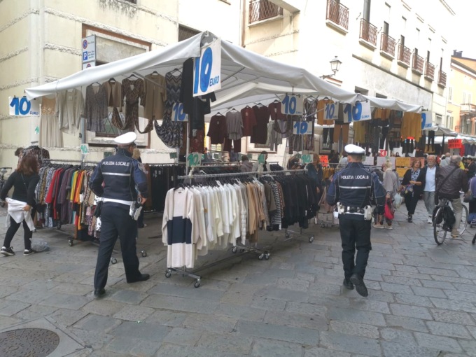 Venditori ambulanti in zone vietate: scattano multe e sequestro di tutta la merce