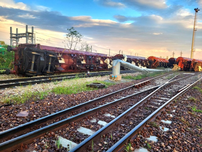 Tromba d’aria e maltempo estremo: il vento rovescia i treni a Borgo Mantovano. IL VIDEO