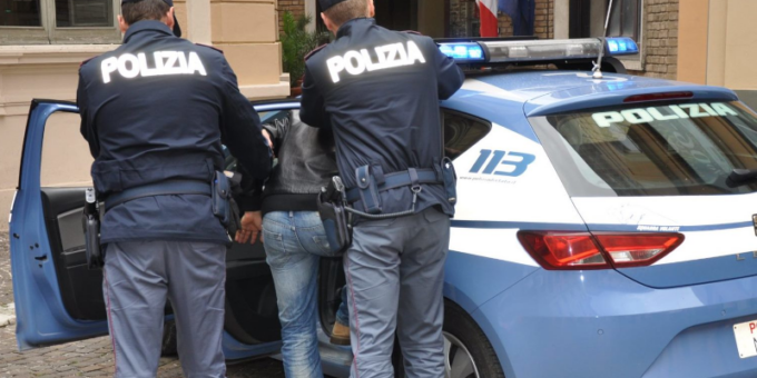 Morde l’agente di Polizia e oppone resistenza tentando la fuga