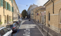 Cade dalla bici davanti al carcere di Mantova, 30enne via in ambulanza