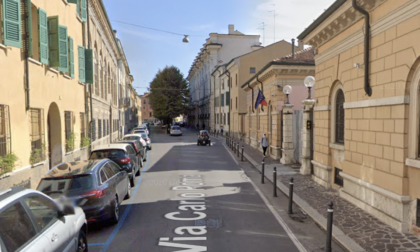 Cade dalla bici davanti al carcere di Mantova, 30enne via in ambulanza