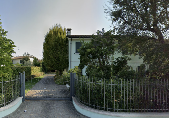 Gli scappa di mano il flessibile mentre taglia i rami in giardino, 57enne gravemente ferito al volto