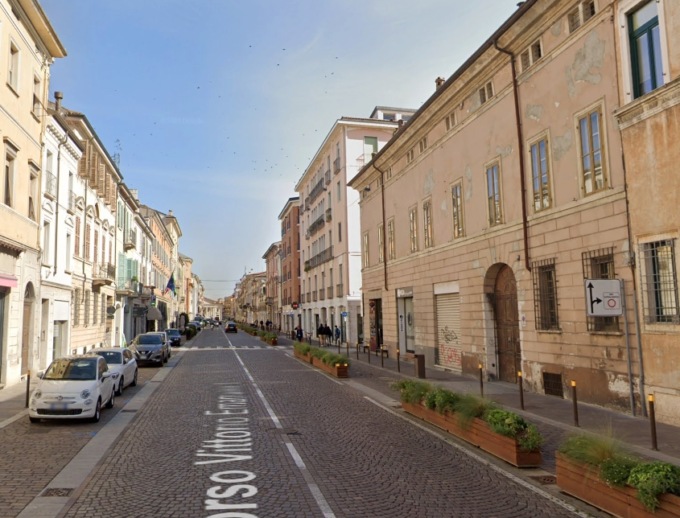 “Dacci la catenina d’oro”: 14enne minacciato di accoltellamento e rapinato in pieno centro