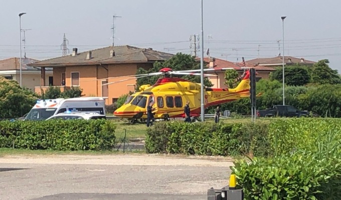 Investito mentre lavora in strada, arriva l’elisoccorso a Castiglione delle Stiviere