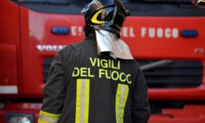 Divampa l'incendio nella notte, appartamento in fiamme a Lunetta