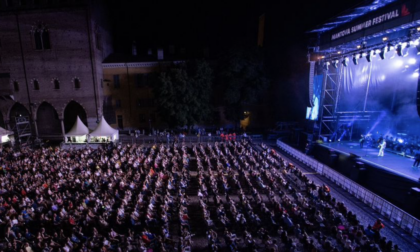 Paura dopo il concerto di Tozzi a Mantova, 26enne ubriaca aggredisce gli agenti