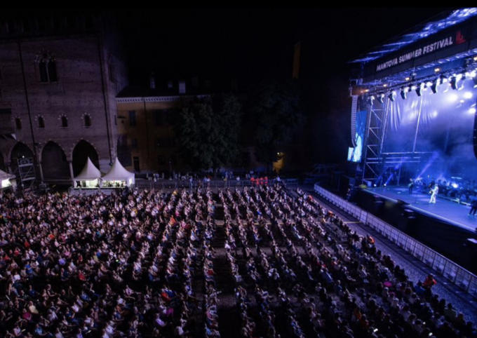 Paura dopo il concerto di Tozzi a Mantova, 26enne ubriaca aggredisce gli agenti