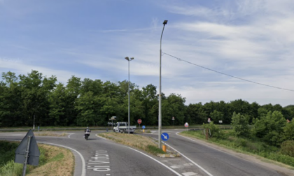 Si schianta con la moto contro un'auto a Viadana, 25enne portato via in eliambulanza