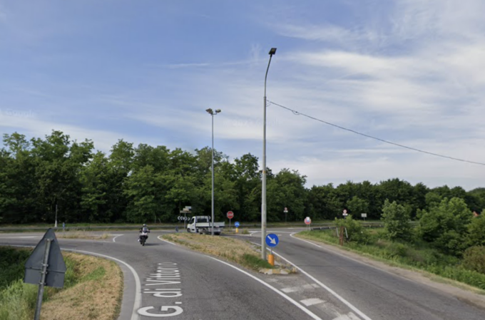 Si schianta con la moto contro un’auto a Viadana, 25enne portato via in eliambulanza