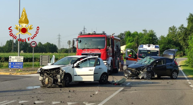 Si schianta contro due vetture, conducente estratto dalle lamiere