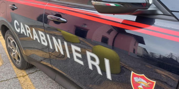 Beccato mentre spacciava hashish ma doveva trovarsi in carcere: 71enne nei guai