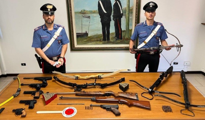 In stato di agitazione chiama i sanitari del 118, poi gli mostra le armi che ha in casa