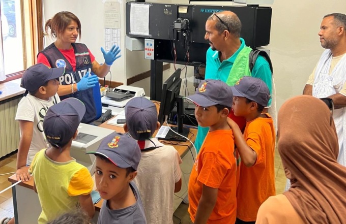 Piccoli ambasciatori di pace in visita alla Questura di Mantova e agli agenti di polizia