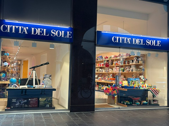 “Città del Sole” apre in Corso Umberto, non tutti i negozi chiudono in centro a Mantova