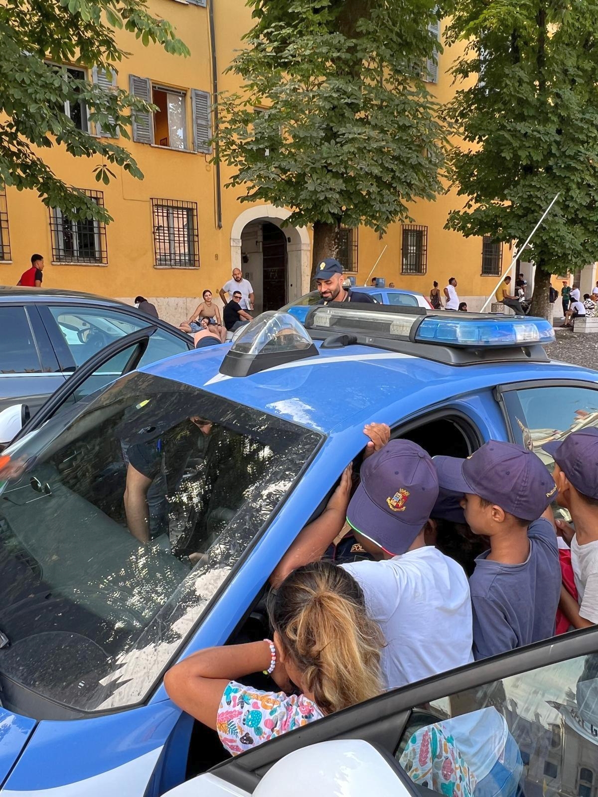 I piccoli visitatori alle prese con una delle auto della Volante