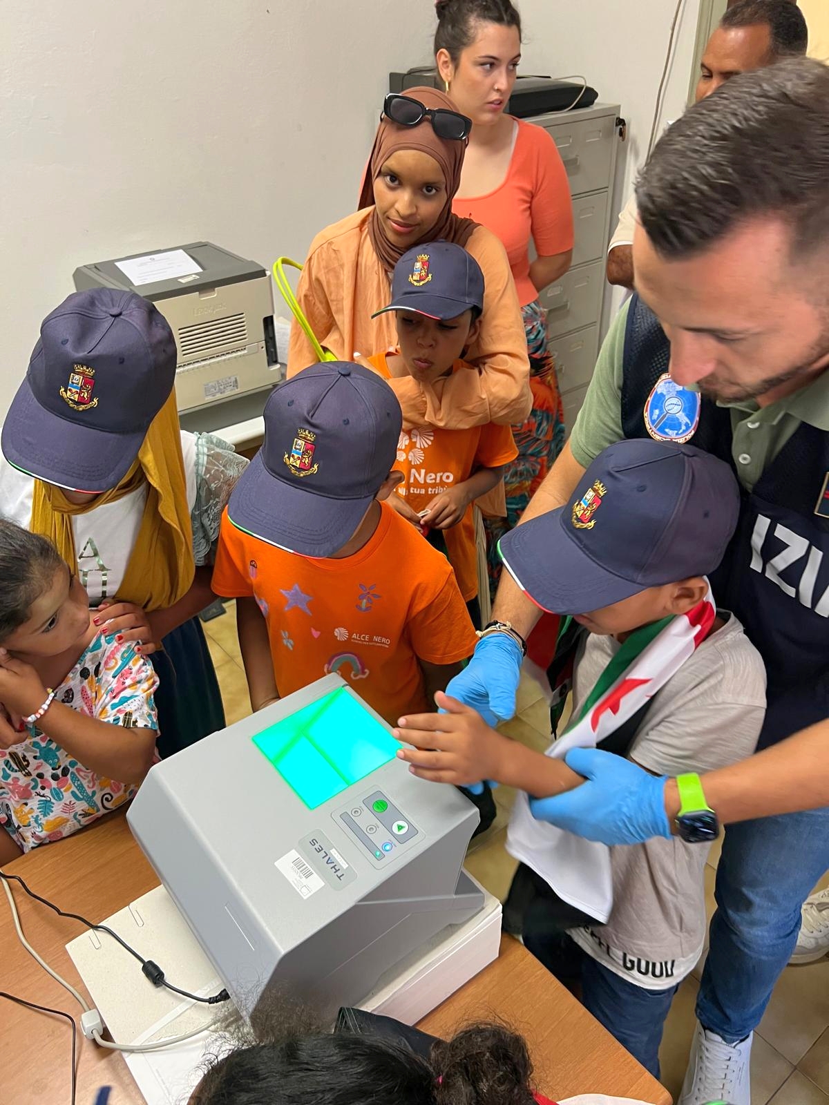 Un momento della visita dei piccoli alla Questura di Mantova