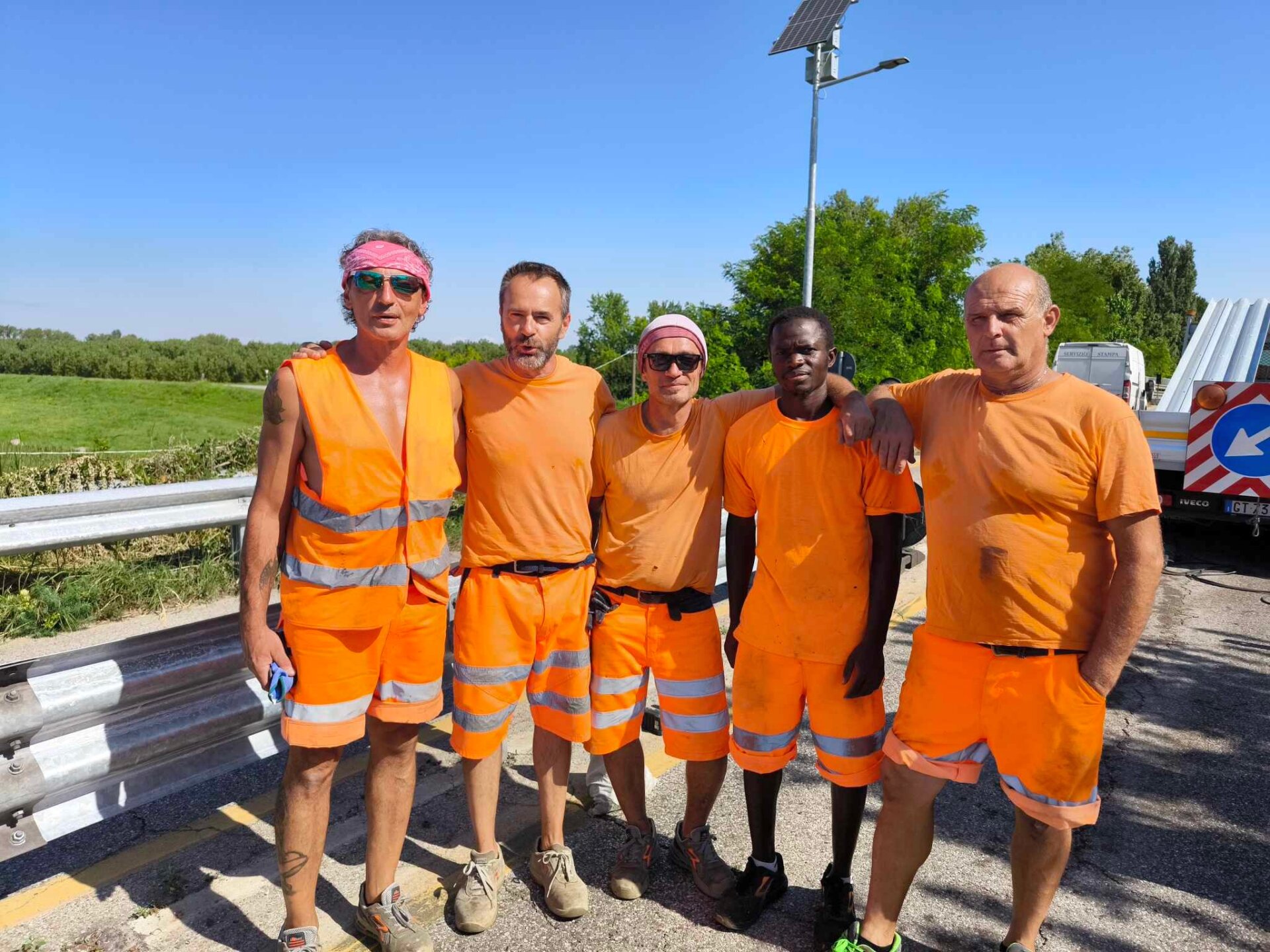 La squadra di operai che hanno rimosso i guard rail domenica mattina