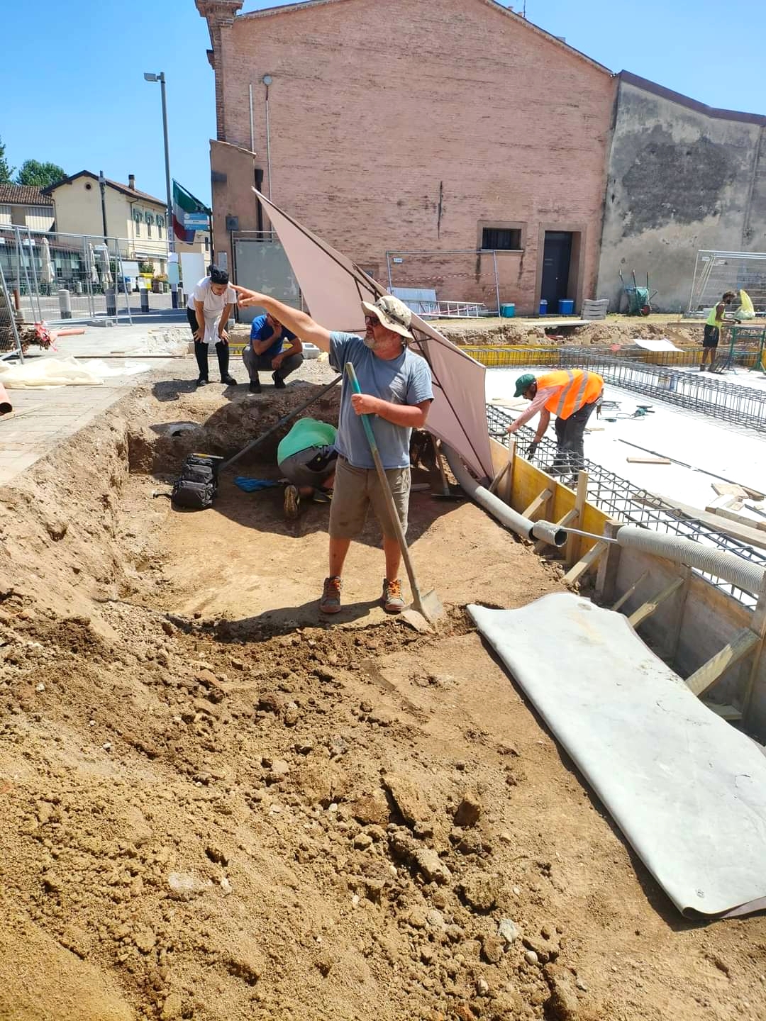 Un momento degli scavi in corso a Grazie di Curtatone (foto da Facebook)