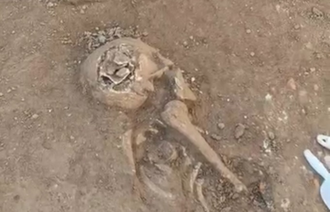 Spuntano tre scheletri di 5mila anni fa dal sottosuolo in centro al borgo di Grazie