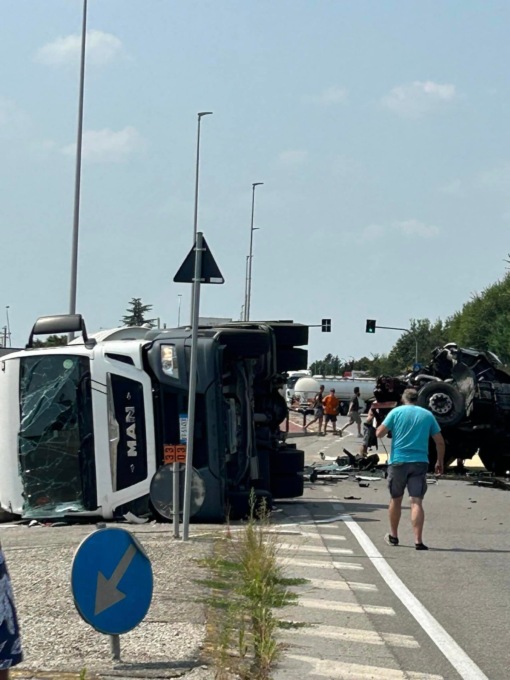 Schianto tra camion sulla Goitese: la strada riaperta solamente dopo 20 ore