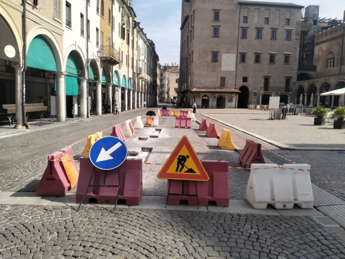 Lavori in via Broletto a Mantova, la città si tira a lucido per il Festivaletteratura