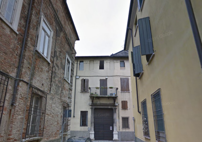 Cadavere ritrovato in soffitta a Mantova, è un 53enne residente nel condominio