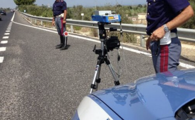 Motociclista passa a 160 km/h davanti all’autovelox a Mantova, oltre 800 euro di multa
