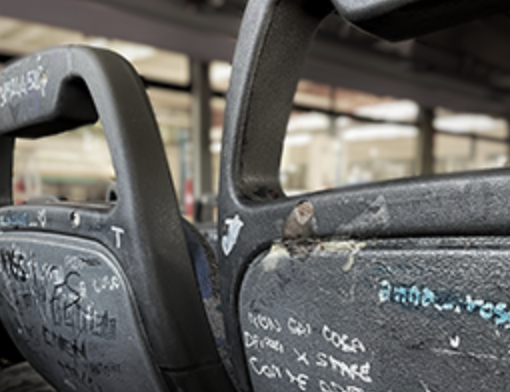 Vandalismo sugli autobus di Apam: 800 episodi all’anno, spesi 100mila euro per riparare i danni