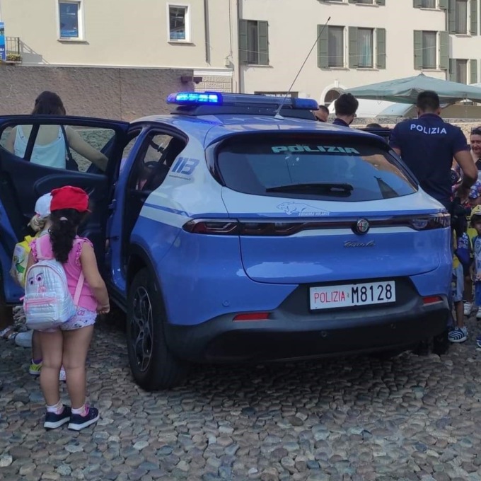 I bambini del CRED di Roncoferraro in visita alla Questura di Mantova