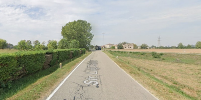 Perde il controllo del veicolo e finisce fuori strada, 62enne incastrato nell’auto ribaltata