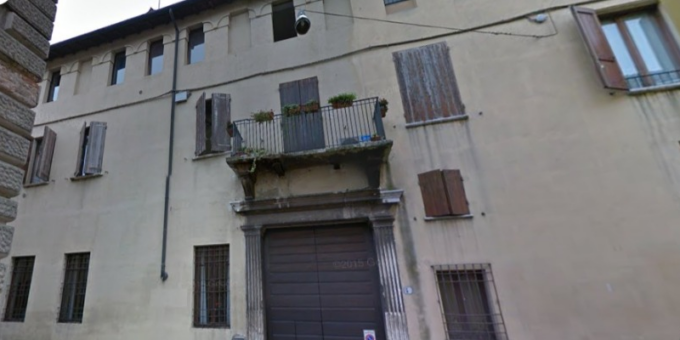 Cadavere in decomposizione nella soffitta del condominio, disposta l’autopsia