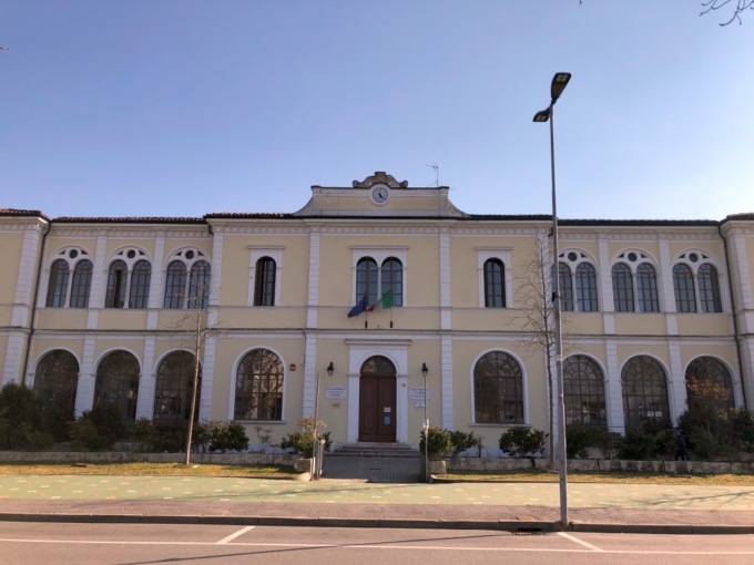 Maxi colpo alla scuola media Falcone di Suzzara: via 40 tra computer e tablet