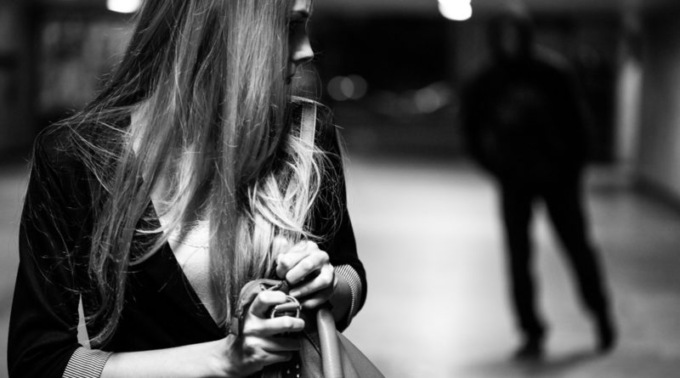 Beccato fuori casa della ex compagna nonostante il divieto di avvicinamento, 48enne arrestato